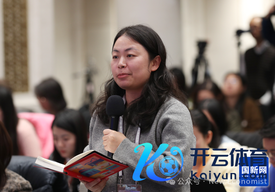  21世纪经济报谈记者发问（刘健 摄）