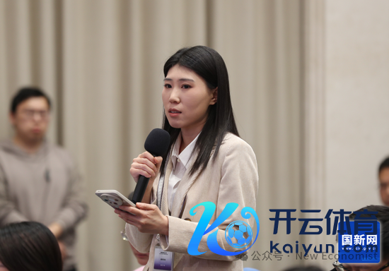  新华社新华财经记者发问（刘健 摄）