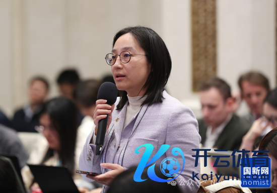 经济日报记者发问（刘健 摄）