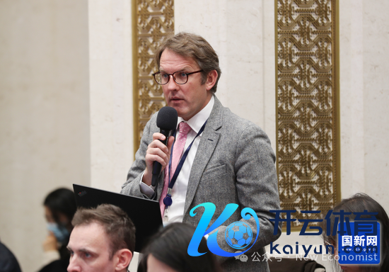 彭博新闻社记者发问（刘健 摄）